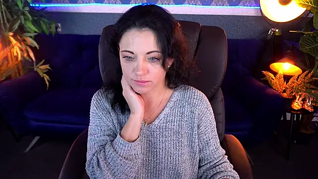 Dafni Monn online show from November 21, 2025, 6:45 am