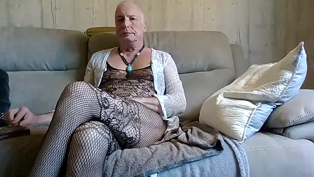 Snapshot of Helinetrav chatting on April 2, 2026, 10:22 am Helinetrav online show from April 2, 2026, 10:22 am