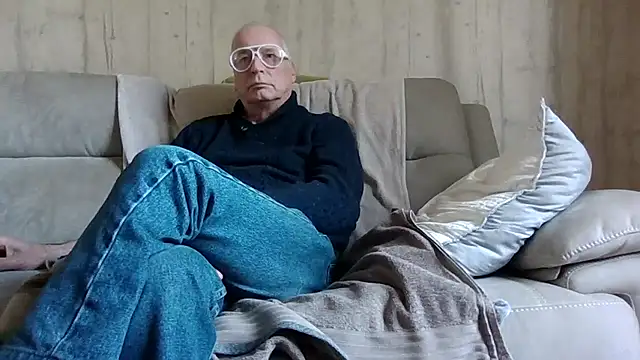 Snapshot of Helinetrav chatting on March 5, 2026, 10:45 am Helinetrav online show from March 5, 2026, 10:45 am