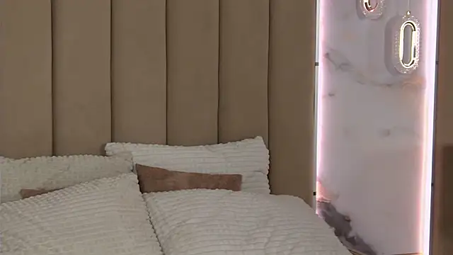 Snapshot of JuliaHotter chatting on February 1, 2026, 5:22 pm JuliaHotter online show from February 1, 2026, 5:22 pm