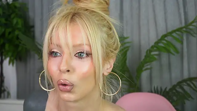 Snapshot of LanaReals chatting on March 12, 2026, 7:56 am LanaReals online show from March 12, 2026, 7:56 am