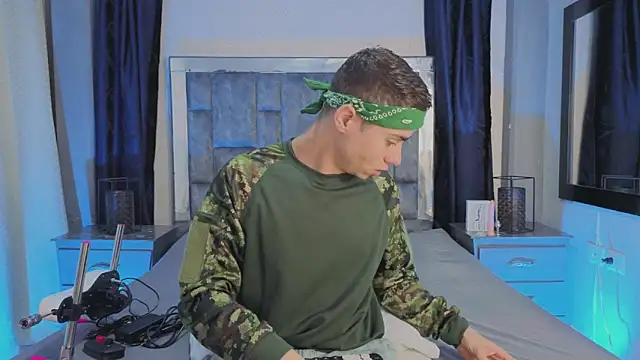 Snapshot of LeoMonnroe chatting on February 24, 2026, 7:37 pm LeoMonnroe online show from February 24, 2026, 7:37 pm