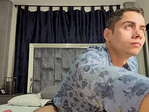 Snapshot of LeoMonnroe chatting on January 19, 2026, 2:43 pm LeoMonnroe online show from January 19, 2026, 2:43 pm