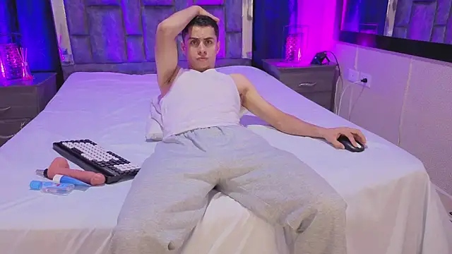 Snapshot of LeoMonnroe chatting on February 3, 2026, 8:25 pm LeoMonnroe online show from February 3, 2026, 8:25 pm