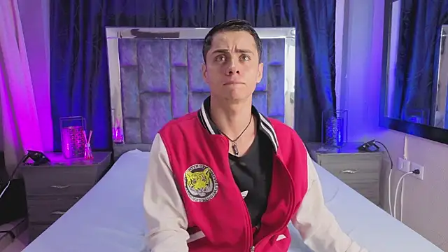 Snapshot of LeoMonnroe chatting on February 9, 2026, 7:23 pm LeoMonnroe online show from February 9, 2026, 7:23 pm