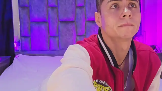 Snapshot of LeoMonnroe chatting on February 2, 2026, 7:24 pm LeoMonnroe online show from February 2, 2026, 7:24 pm