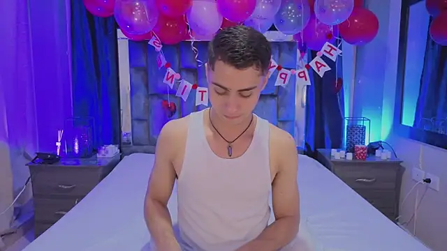 Snapshot of LeoMonnroe chatting on February 15, 2026, 5:23 pm LeoMonnroe online show from February 15, 2026, 5:23 pm