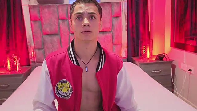 Snapshot of LeoMonnroe chatting on February 8, 2026, 3:54 pm LeoMonnroe online show from February 8, 2026, 3:54 pm