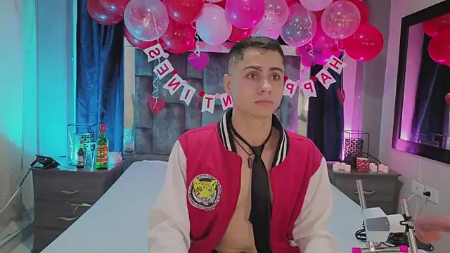 Snapshot of LeoMonnroe chatting on February 12, 2026, 7:57 pm LeoMonnroe online show from February 12, 2026, 7:57 pm