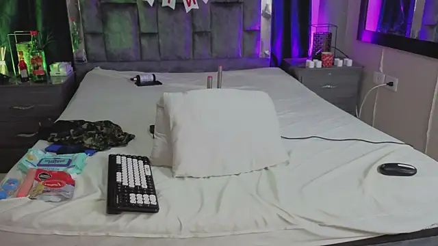 Snapshot of LeoMonnroe chatting on February 14, 2026, 10:32 pm LeoMonnroe online show from February 14, 2026, 10:32 pm