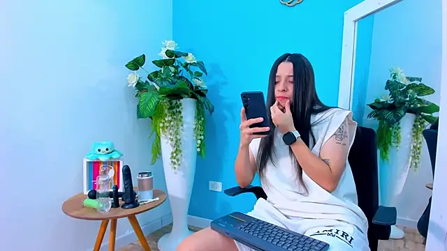 ViictoriiaSaenz online show from March 4, 2026, 4:42 am