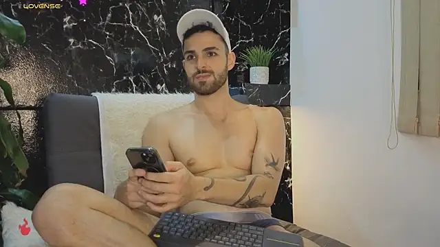 Snapshot of Apolo_lux1 chatting on January 12, 2026, 2:40 am Apolo lux1 online show from January 12, 2026, 2:40 am