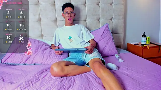 twink royale18 online show from February 11, 2026, 6:19 pm