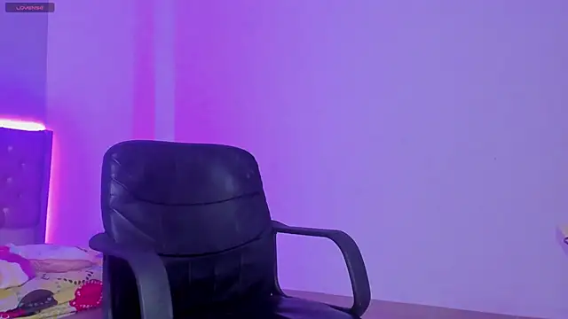 kitty violet11 online show from April 13, 2026, 12:58 am