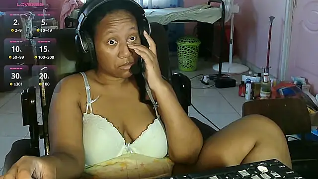 Snapshot of Eirondra_valeen chatting on May 27, 2026, 10:55 am Eirondra valeen online show from May 27, 2026, 10:55 am