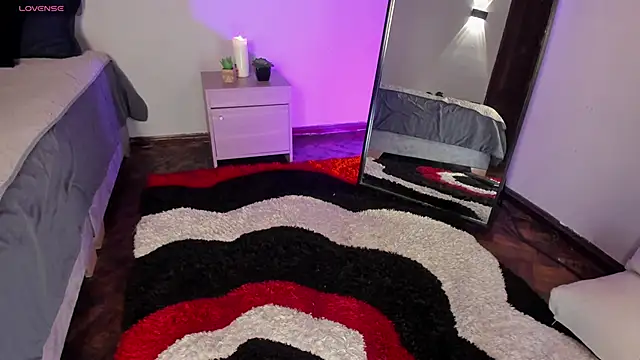 Lara reynolds  online show from April 10, 2026, 8:27 pm