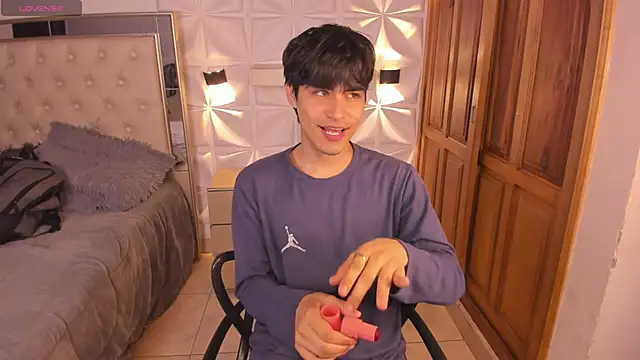 IamJuanJoc online show from April 13, 2026, 3:43 am