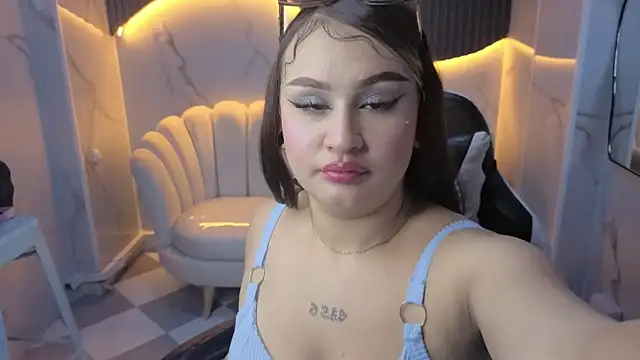 Snapshot of Clhoe_b chatting on January 14, 2026, 8:34 pm Clhoe b online show from January 14, 2026, 8:34 pm