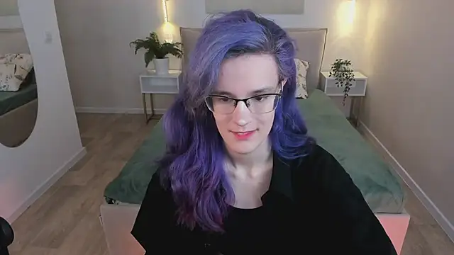 Snapshot of AuraLaunni chatting on June 27, 2026, 7:36 am AuraLaunni online show from June 27, 2026, 7:36 am