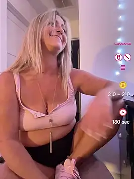 FoxyMillie online show from June 1, 2026, 12:44 am