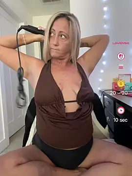 Snapshot of FoxyMillie chatting on June 27, 2026, 9:54 pm FoxyMillie online show from June 27, 2026, 9:54 pm