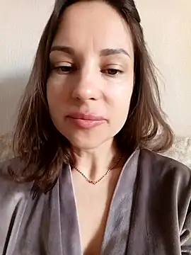Snapshot of She-Moon chatting on May 4, 2026, 5:44 am She-Moon online show from May 4, 2026, 5:44 am