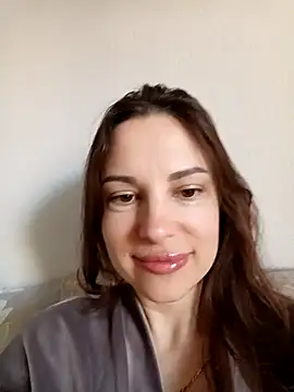 Snapshot of She-Moon chatting on May 3, 2026, 5:34 am She-Moon online show from May 3, 2026, 5:34 am