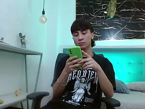 Snapshot of XanderGrey8 chatting on February 4, 2026, 7:31 pm XanderGrey8 online show from February 4, 2026, 7:31 pm