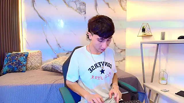 Snapshot of XanderGrey8 chatting on February 24, 2026, 7:48 pm XanderGrey8 online show from February 24, 2026, 7:48 pm