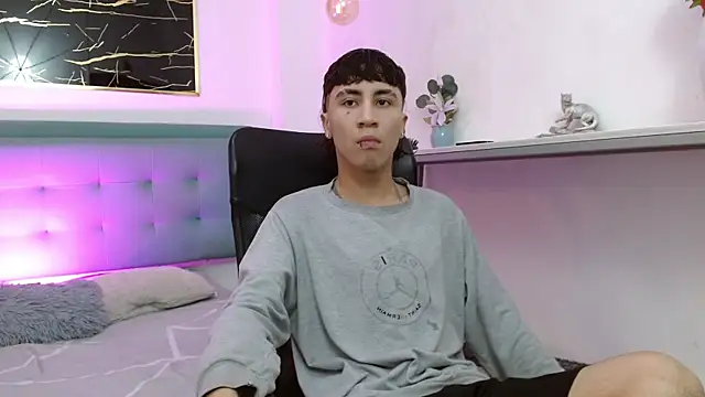 Snapshot of XanderGrey8 chatting on February 10, 2026, 7:24 pm XanderGrey8 online show from February 10, 2026, 7:24 pm