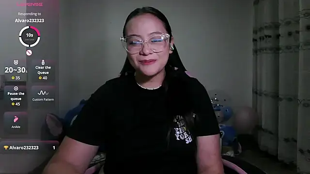 Snapshot of LOLA_R_ chatting on May 10, 2026, 2:04 am LOLA R online show from May 10, 2026, 2:04 am