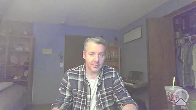 Snapshot of chrisw8140 chatting on April 3, 2026, 5:36 am chrisw8140 online show from April 3, 2026, 5:36 am