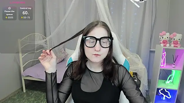 KiraDuvall online show from April 12, 2026, 5:49 pm