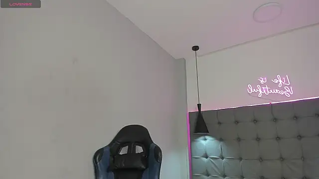 scarletcherry18 online show from April 10, 2026, 5:03 am