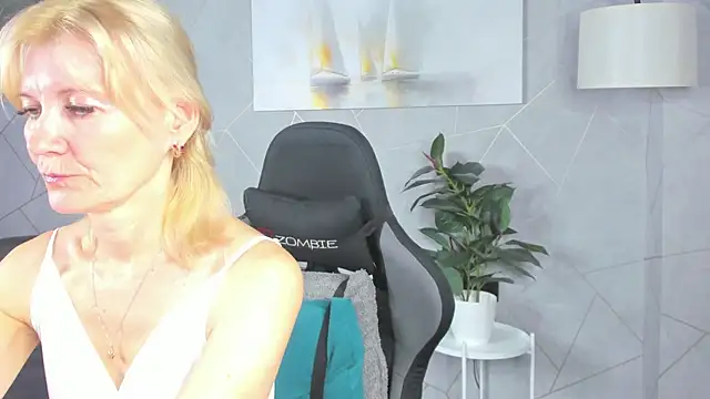 Snapshot of Julie_Lucas chatting on July 13, 2026, 12:10 am Julie Lucas online show from July 13, 2026, 12:10 am