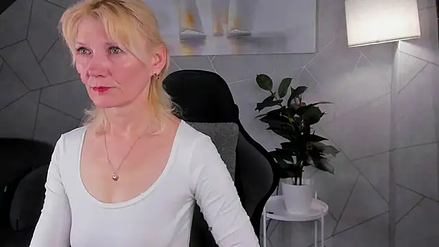 Snapshot of Julie_Lucas chatting on May 21, 2026, 12:19 am Julie Lucas online show from May 21, 2026, 12:19 am
