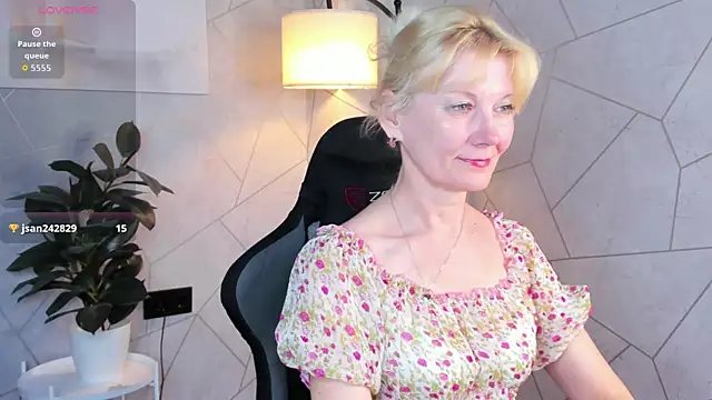 Snapshot of Julie_Lucas chatting on June 2, 2026, 12:21 am Julie Lucas online show from June 2, 2026, 12:21 am