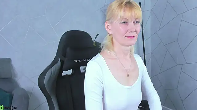 Snapshot of Julie_Lucas chatting on April 23, 2026, 12:39 am Julie Lucas online show from April 23, 2026, 12:39 am