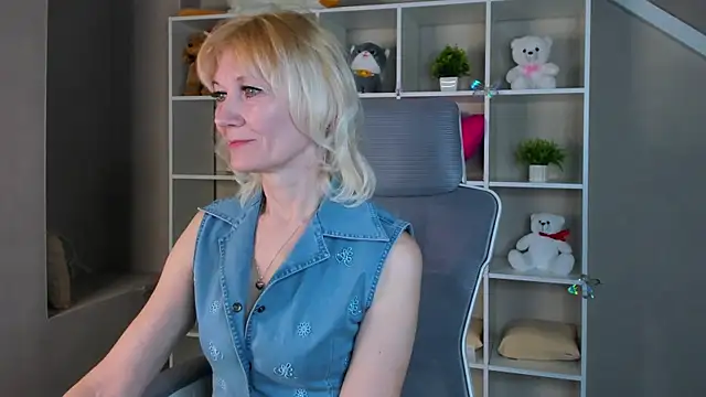 Julie Lucas online show from April 10, 2026, 12:39 am