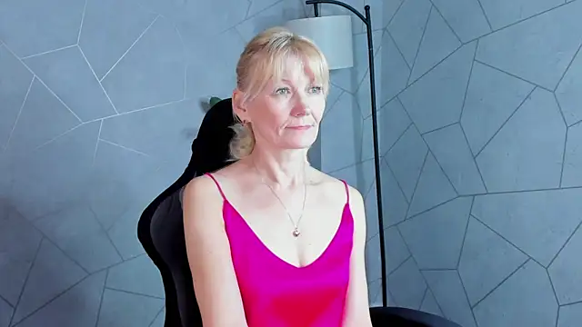 Snapshot of Julie_Lucas chatting on May 18, 2026, 12:00 am Julie Lucas online show from May 18, 2026, 12:00 am