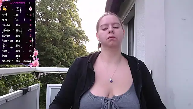 Snapshot of Mia_lou05 chatting on May 24, 2026, 4:23 am Mia lou05 online show from May 24, 2026, 4:23 am