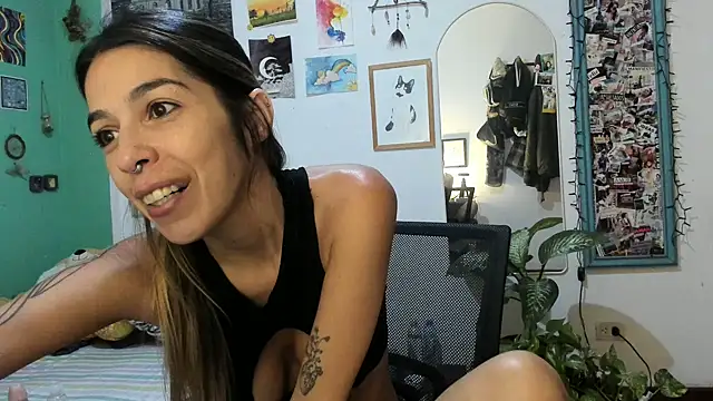 Snapshot of miafoxmia chatting on April 7, 2026, 9:05 pm miafoxmia online show from April 7, 2026, 9:05 pm