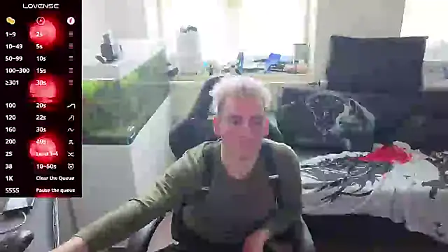 Snapshot of Rayzel_White chatting on May 6, 2026, 11:47 am Rayzel White online show from May 6, 2026, 11:47 am