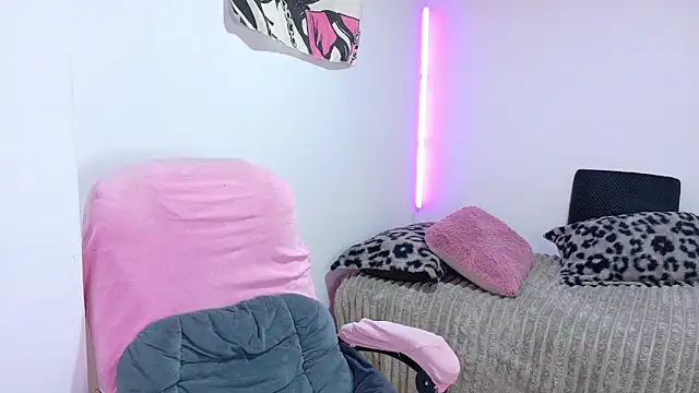 dollmeow online show from April 4, 2026, 11:44 pm