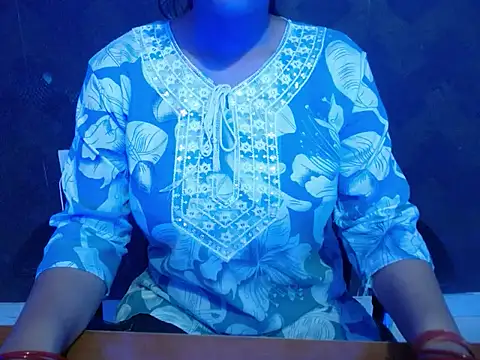 Snapshot of pari_04 chatting on June 1, 2026, 7:30 am pari 04 online show from June 1, 2026, 7:30 am