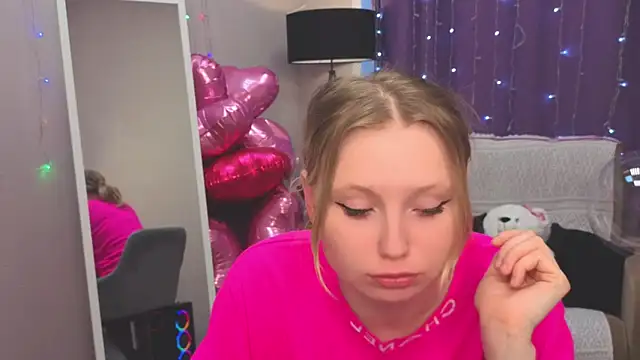 Snapshot of Sweet_M1la chatting on February 14, 2026, 11:54 am Sweet M1la online show from February 14, 2026, 11:54 am