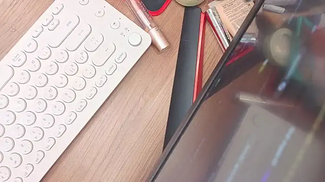 Snapshot of Sweet_M1la chatting on February 5, 2026, 11:17 am Sweet M1la online show from February 5, 2026, 11:17 am