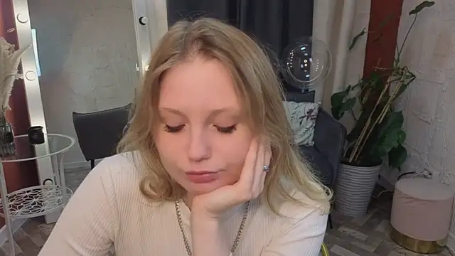 Snapshot of Sweet_M1la chatting on March 1, 2026, 11:43 am Sweet M1la online show from March 1, 2026, 11:43 am