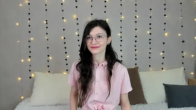 ThoraMarola online show from February 9, 2026, 4:43 am