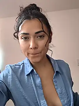 Snapshot of Freyarosse chatting on February 12, 2026, 8:19 pm Freyarosse online show from February 12, 2026, 8:19 pm